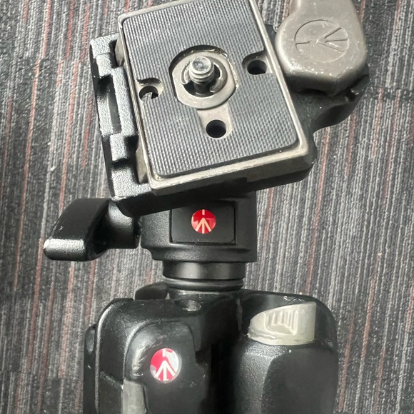 Momfrotto Carbon Fiber Tripod - Picture 4 of 6